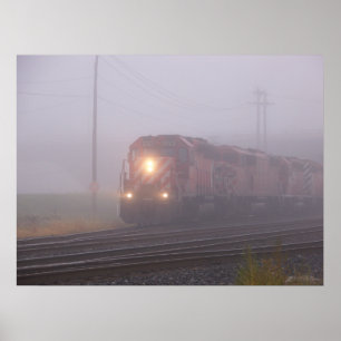 Affiches Train de fret fonctionnant en brouillard de matin
