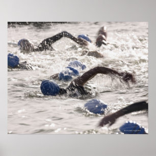 Affiches Triathletes concurrençant dans la jambe de bain du