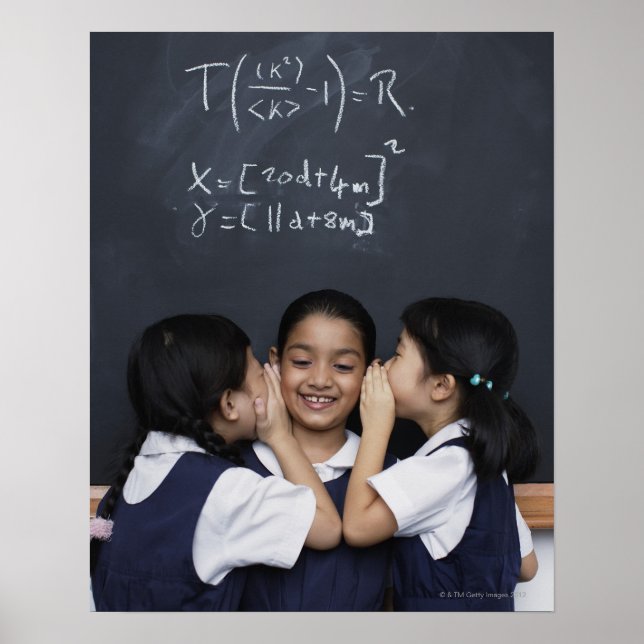 Affiches Trois filles en classe chuchotant (Devant)