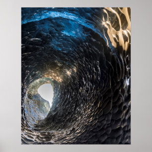 Affiches Tunnel à travers une grotte de glace, île