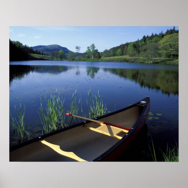 Affiches Un canoë repose sur la rive de Little Long Pond (Devant)