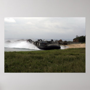 Affiches Un coussin d'air de barge de débarquement vient à