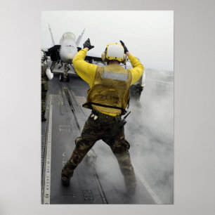 Affiches Un directeur d'aéronef signale un F/A-18C Hornet