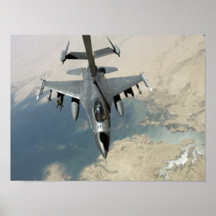 Affiches Un faucon F-16 de combat réapprovisionne en