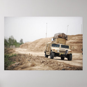 Affiches Un Humvee assure la sécurité