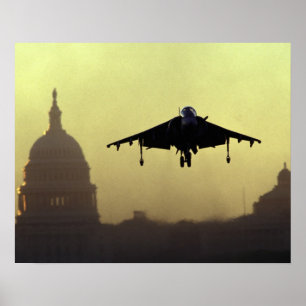 Affiches Un jet Harrier sur le centre commercial à l'aube a
