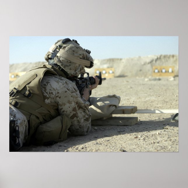 Affiches Un Marine lance un fusil de service M16A2 (Devant)