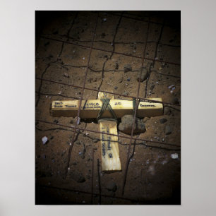 Affiches Une équipe de réparation de route place une croix