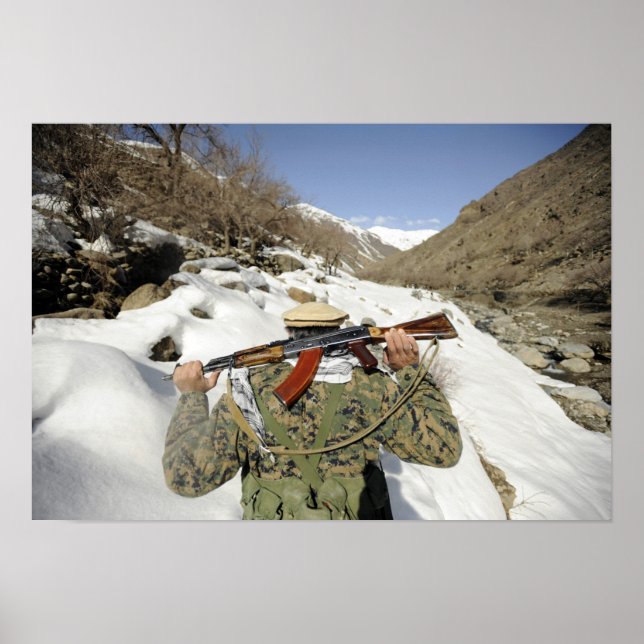 Affiches Une garde de Mujahadeen marche avec un militaire a (Devant)