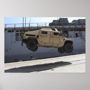 Affiches Une grue monte un M998 Humvee