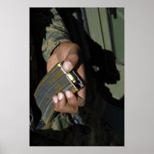 Affiches Une marine charge les ronds vides de munitions