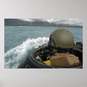 Affiches US Marine conduit un véhicule d'assaut amphibie