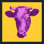 Affiches Vache d'art pop rose et violet<br><div class="desc">Le design Pink & Purple Pop Art Cow présente le visage d'une vache en rose et violet. L'image a été numériquement modifiée en créant un motif d'écran de point qui donne à l'image de vache un look rétro. Ce superbe design Pop Art Cow Rose & Purple est parfait pour tous...</div>