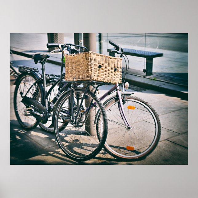 Affiches vélos anciens garés dans la rue (Devant)