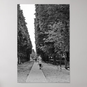 Affiches Vieille femme au parc à Paris en été