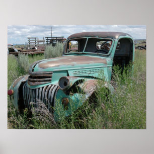 Affiches Vieux camion pick-up en photo de champ