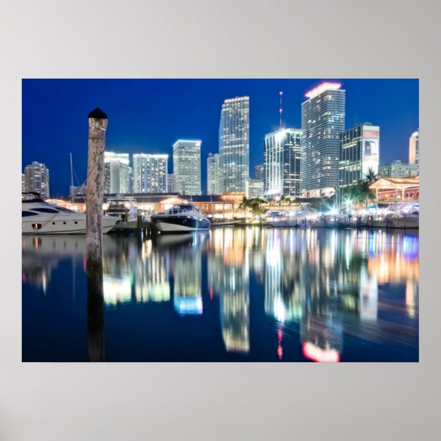 Affiches View of skyline with reflection in water, Miami (Devant)
