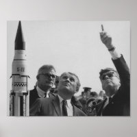 Von Braun et JFK regardent vers le ciel