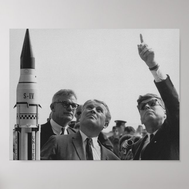 Affiches Von Braun et JFK regardent vers le ciel (Devant)