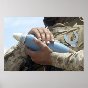 Affiches Vue d'ensemble d'un soldat faisant crader une muni