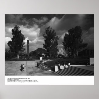 Affiches Vue du bâtiment des humanités, 1966 Par Ansel Adam