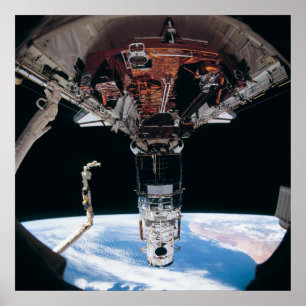 Affiches Vue du télescope Hubble amarré avec Endeavor