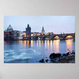 Affiches Vue twilight du fleuve Prague