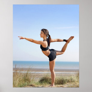 Affiches Yoga de pratique de femme sur la plage