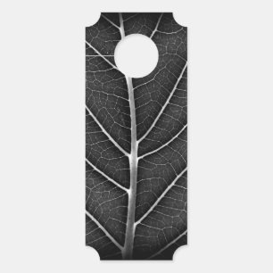 Affichette De Porte Gros plan sur une feuille lumineuse noir et blanc