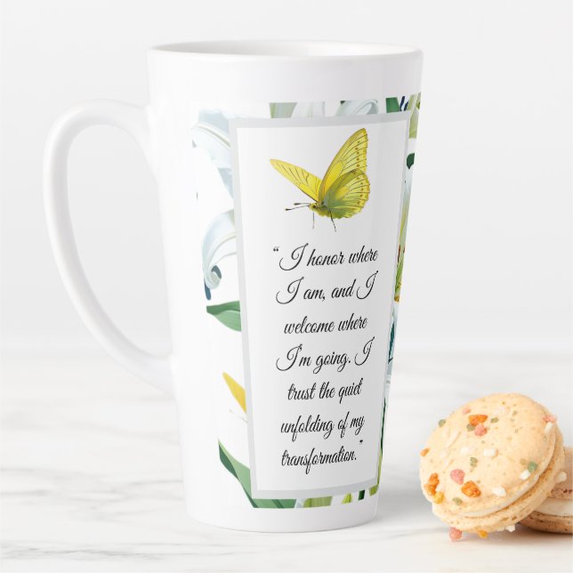 Affirmation Dernière Mug Jaune Papillon Blanc Lily (En situation)