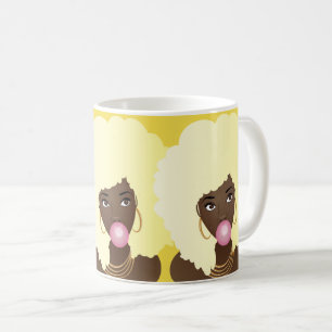 Afro blond sautant la tasse rose de bubble-gum