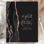Agate Script Black Rose Gold Dark Mariage Plans<br><div class="desc">Cet élégant wedding planner moderne présente une aquarelle noire décorée d'une parties scintillant en or rose imitation. Customisez facilement le texte rose rose sur un arrière - plan non noir, avec les noms de la mariée et du marié dans la calligraphie manuscrite sur une grande esperluette gris charbon de bois....</div>