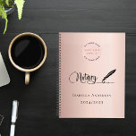 Agent de signature de prêt notaire or rose 2025<br><div class="desc">Un or rose chic,  arrière - plan,  décoré d'un stylo en plumes. Personnalisez et ajoutez le logo de votre entreprise ainsi qu'un nom et une année. Texte en noir : Notaire</div>