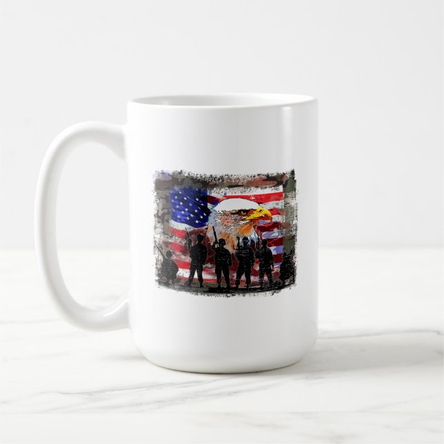 Aigle avec drapeau américain & soldats Mug (Gauche)