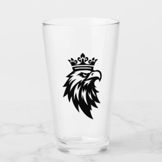 Aigle avec verre de pinte de couronne
