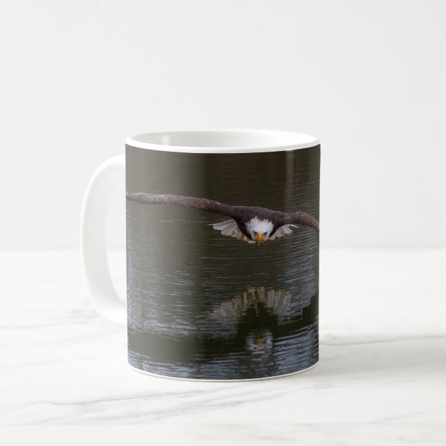 Aigle Bald Dans La Mug De Café De Vol (Devant gauche)