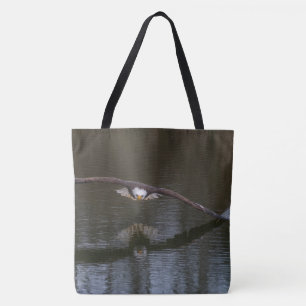 Aigle de tête dans le Sac fourre-tout de vol