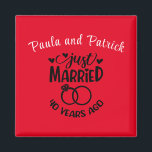 Aimant 40e anniversaire de Mariage noms personnalisés Rub<br><div class="desc">Commémorez votre quarantième anniversaire de mariage avec cet arrière - plan rouge rubis,  aimant personnalisé. Personnalisez les noms en texte noir à votre propre ou au couple célébrant cette étape. Idéal aussi pour une fête !</div>