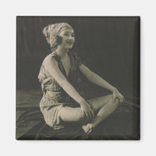 Aimant Aimez une pauvre femme de ménage assise Jambes cro