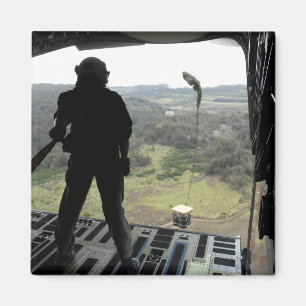 Aimant Airman regarde une chute d'entraînement