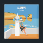 Aimant Algarve plage fille voyage vintage style<br><div class="desc">La région de l'Algarve est célèbre pour son littoral extraordinaire et ses belles plages avec des falaises de roches jaunes et des formations de grottes, des eaux cristallines chaudes et un soleil éclatant. Les touristes aiment les plages à flanc de falaise, dans l'extrémité sud du Portugal. Une destination de vacances...</div>