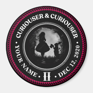 Aimant Alice au pays des merveilles, Curiouser, médaillon