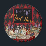 Aimant Alice au pays des merveilles Mad Cheshire Chat<br><div class="desc">Ce nouveau design coloré est basé sur des dessins classiques d'Alice au pays des merveilles,  datant des années 1800,  montrant la fête du thé fou avec Alice,  le Chapeau Mad,  le Cheshire Cat,  le Lapin Blanc ainsi qu'une variété de personnages. De Alice au pays des merveilles par Lewis Carroll.</div>