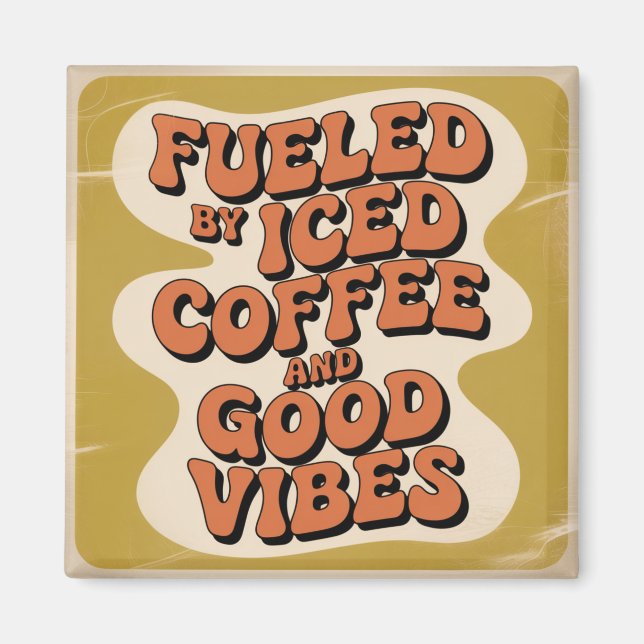 Aimant Alimenté par du café glacé et de bonnes vibrations (Devant)