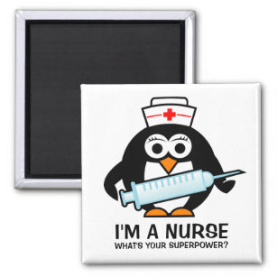 Aimant allaitant drôle avec infirmière pingouin mi