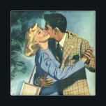 Aimant Amour vintage et romance, Danse de Noël<br><div class="desc">Illustration vintage image d'amour et de romance mettant en scène un homme et une femme à une date romantique dansant sur la musique à la radio par un arbre de Noël.</div>