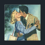 Aimant Amour vintage et romance, Danse de Noël<br><div class="desc">Illustration vintage image d'amour et de romance mettant en scène un homme et une femme à une date romantique dansant sur la musique à la radio par un arbre de Noël.</div>