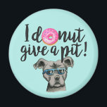 Aimant Amusant Chien et Donut de Terrier à la tire<br><div class="desc">Il s'agit d'un jeu de mots amusant qui dit "Je ne donne pas de trou". Un tableau aquarelle d'une beigne rose avec des arrosées colorées et un pit bull dog est à l'honneur. Le pit bull est gris et a des lunettes de soleil bleues.</div>