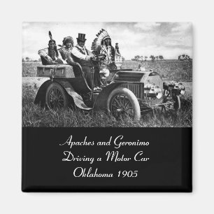 AIMANT APACHES ET GERONIMO CONDUISANT UNE AUTOMOBILE