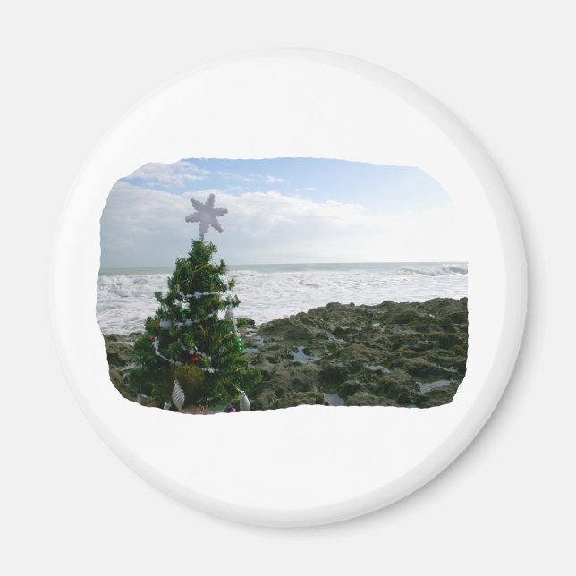 Aimant Arbre de Noël contre les rochers de plage (Devant)